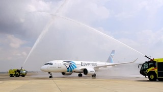 מטוס של חברת התעופה המצרית איג'יפטאייר מתקבל בסילוני מים בנתב"ג