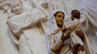 פסל של מרים אמו של ישו ב כנסיית סנט מרטין נאנט צרפת כנסייה קתולית