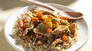  חזה עוף עם ירקות על מצע בורגול