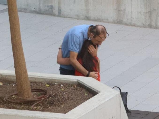 Шмуэль Пелег возле здания суда в Тель-Авиве (Фото: Моти Кимхи) שמואל וגלי פלג בבית המשפט לענייני משפחה בת"א