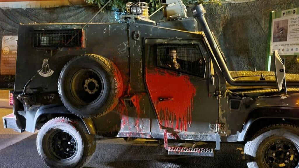 Border Police Jeep after settlers threw paint on it on the West Bank (Police Spokesperson) כוח של מג"ב הותקף באבנים ובצבע על ידי מתנחלים בתוך יצהר
