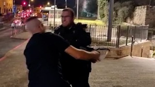 שוטר מתנהג באלימות בשער שכם 