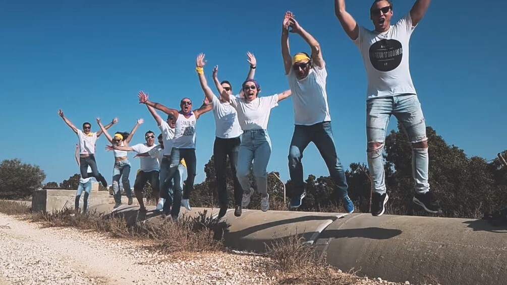 Танец ведущих "Первого радио" (Кадр из видеоролика) Танец ведущих Первого радио