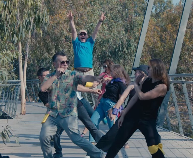 Танец ведущих "Первого радио" (Кадр из видеоролика) Танец ведущих Первого радио