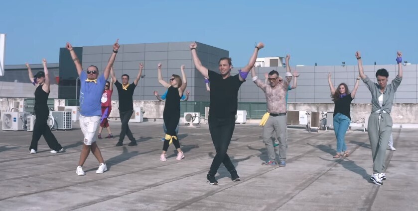 Танец ведущих "Первого радио" (Кадр из видеоролика) Танец ведущих Первого радио