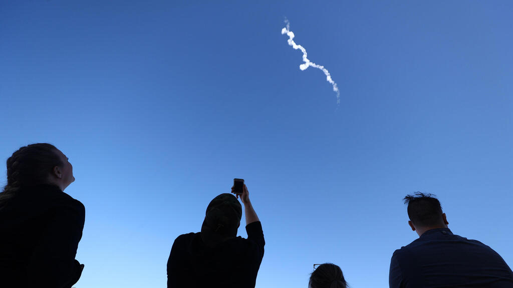 : People watch as Blue Origin’s New Shepard flies toward space 