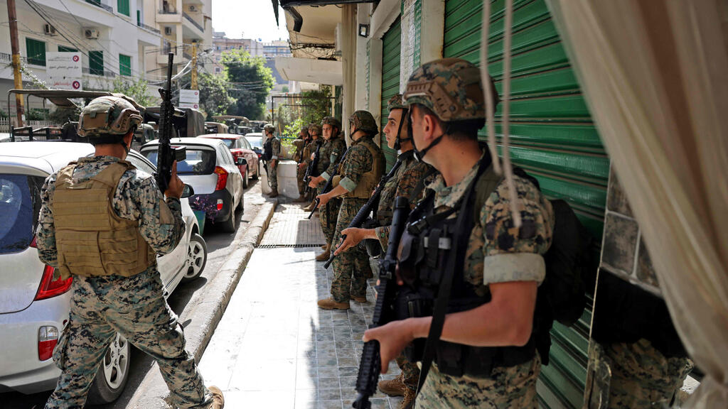 לבנון ביירות עימותים תומכי חיזבאללה ו אמל נגד ה שופט טארק אל ביטאר שמנהל את חקירת אסון הפיצוץ נמל ביירות צבא לבנון בשטח