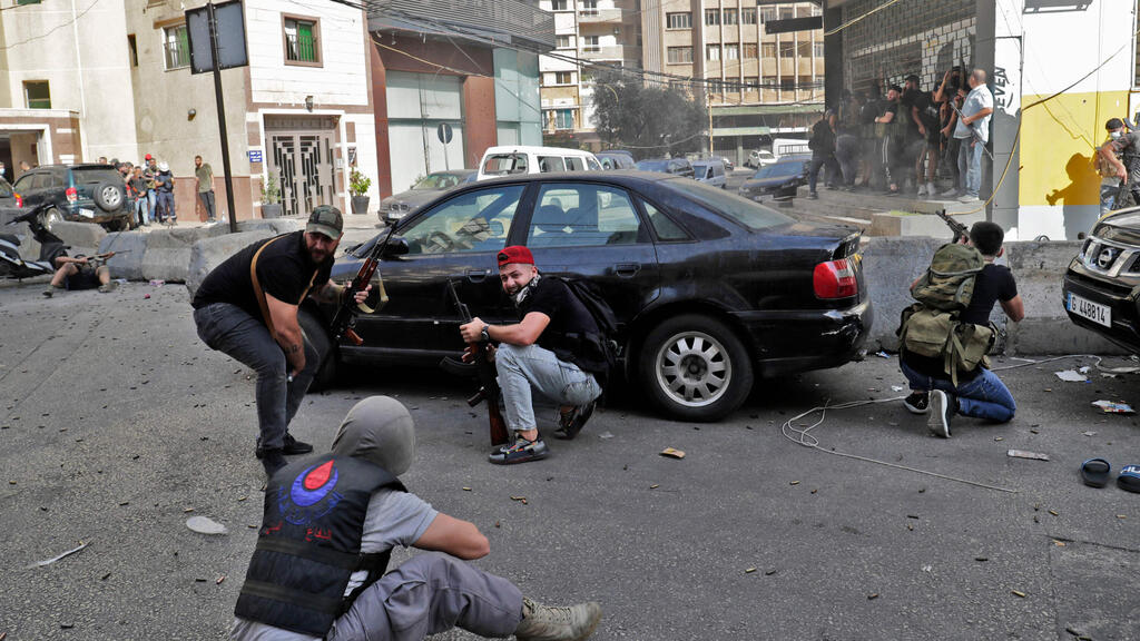 לוחמים שיעים של חיזבאללה ותנועת אמל במהלך חילופי אש ביירות לבנון