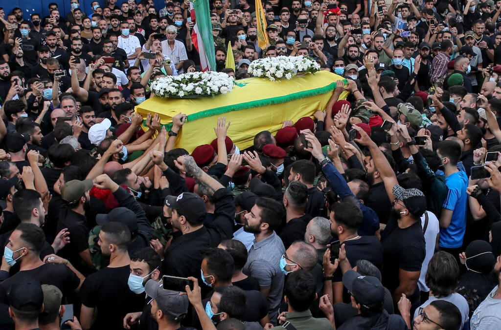 לבנון ביירות תומכי חיזבאללה ו אמל הלוויה ל הרוגים ב קרבות ה רחוב בעיר עם הנוצרים