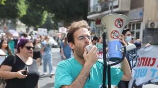 המתמחים המפגינים חומסים רחובות בתל אביב