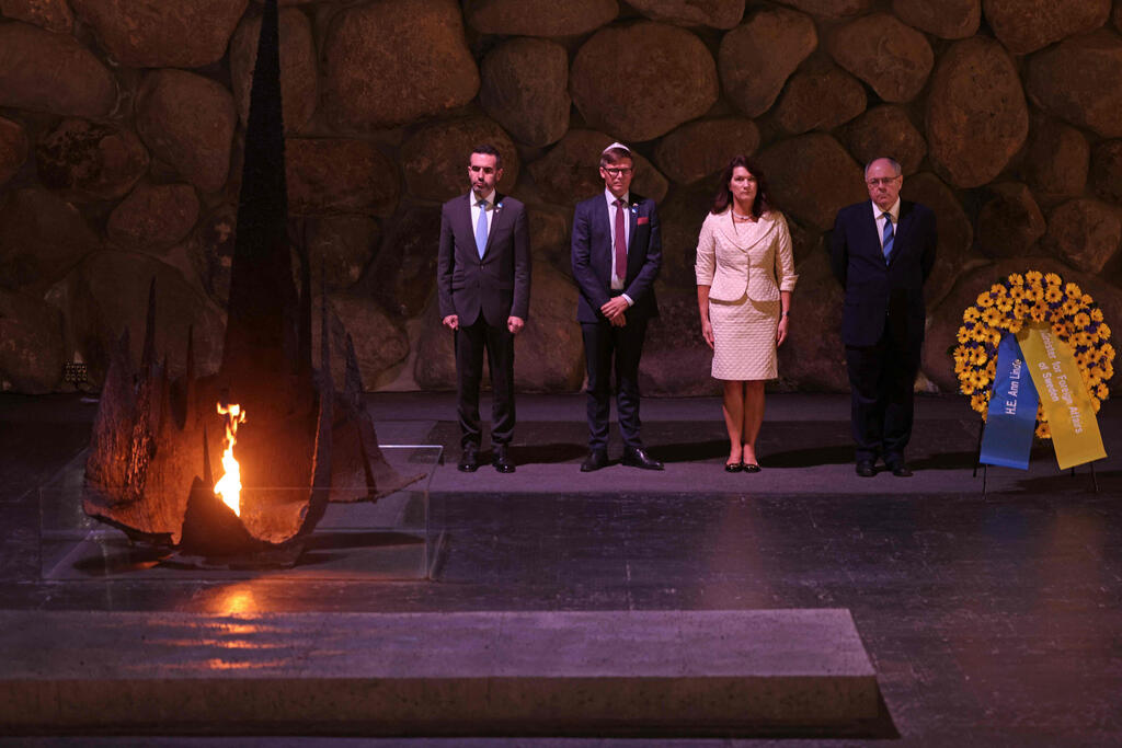 Swedish Foreign Minister Ann Linde in a Ceremony at Yad Vashem Holocaust memorial in Jerusalem (Photo: AFP) אן לינדה שרת החוץ של שבדיה ביקור ביד ושם