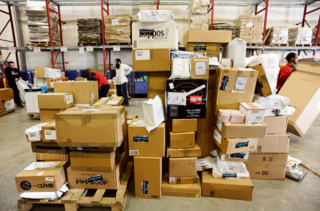 חבילות ב מחסן משלוחים של דואר ישראל ב נתבג