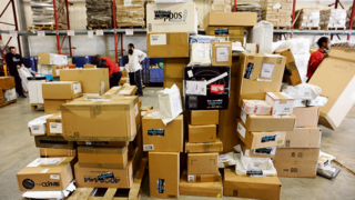 חבילות ב מחסן משלוחים של דואר ישראל ב נתבג