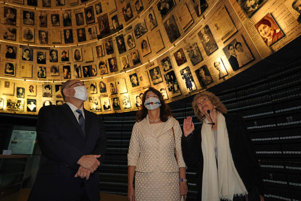Ann Linde visits Yad Vashem Holocaust memorial in Jerusalem (Photo: AFP) אן לינדה שרת החוץ של שבדיה ביקור ביד ושם