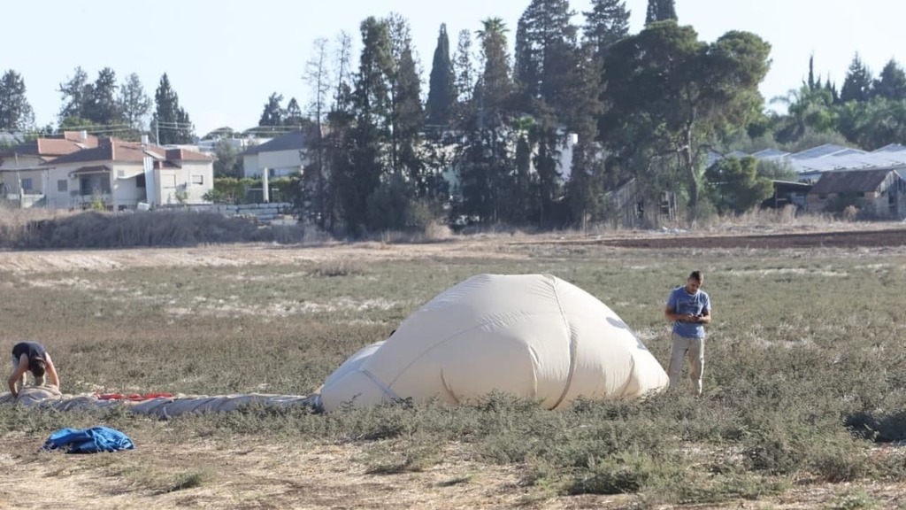 Воздушный шар после посадки (Фото: Гиль Нехуштан) גבר נפל מכדור פורח ונהרג בסמוך לבלפוריה