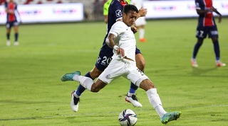 מתאוסיניו בועט לשער