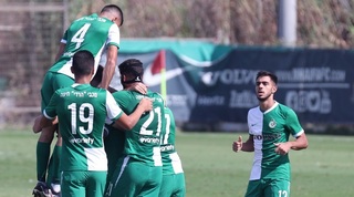 שחקני מכבי חיפה חוגגים עם נבו שדו