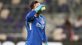 ארנסטס שטקוס לוגם מכוס השתייה