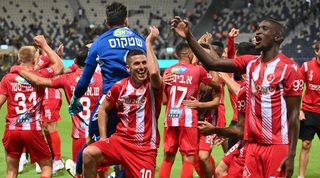 עידן ורד וחבריו בהפועל חוגגים ניצחון