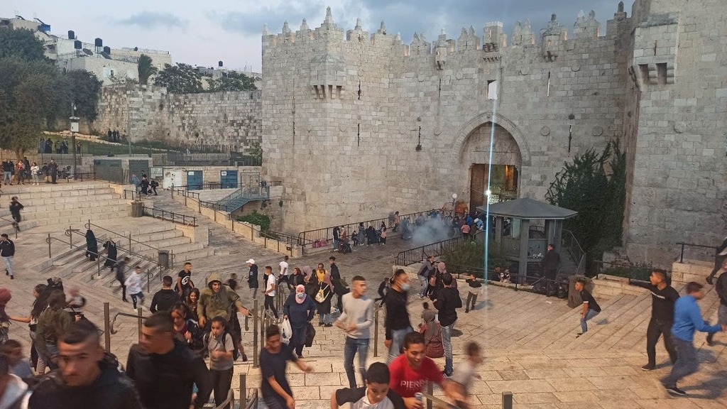  מתפרעים בשער שכם בירושלים