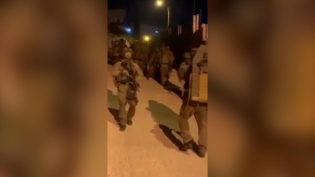 כוחות משטרה בחיפוש בבית במזרח ירושלים