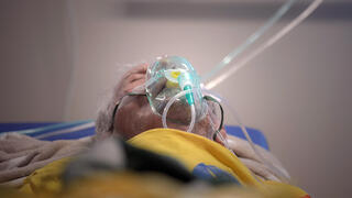 חולי קורונה מאושפזים בבית חולים בבוקרשט רומניה