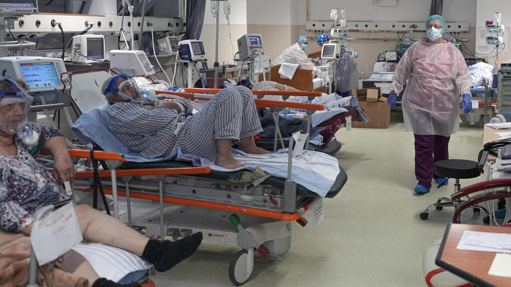 חולי קורונה מאושפזים בבית חולים בבוקרשט רומניה