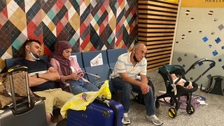 המשפחה ממתינה בשדה התעופה