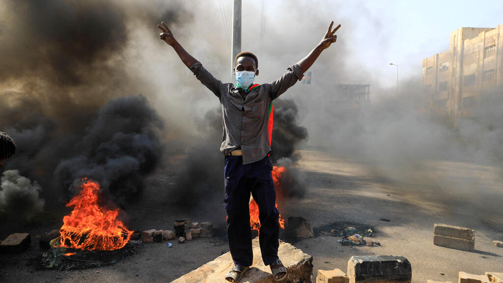 סודן חרטום מפגינים מבעירים אש נגד ניסיון ה הפיכה של הצבא