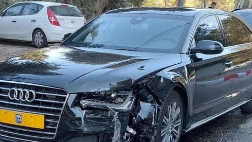 Служебная машина Audi А8 Нетаниягу столкнулась с такси в Иерусалиме (Фото: "Медабрим тикшорет") Служебная машина Audi А8 Нетаниягу столкнулась с такси в Иерусалиме