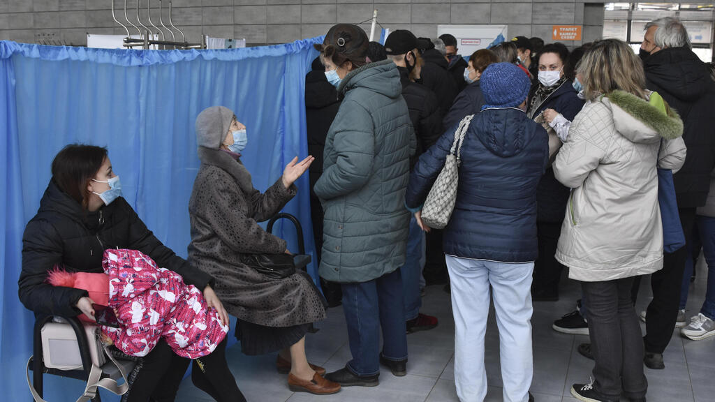 אנשים בתור מרכז חיסונים חיסון קורונה בעיר קרמטורסק אוקראינה