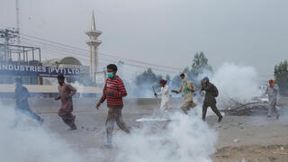 איסלאמיסטים מפגינים ב פקיסטן נגד צרפת ליד העיר לאהור במזרח המדינה