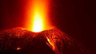 התפרצות הר געש קומברה וייחה ב אי של ספרד לה פאלמה 24 באוקטובר