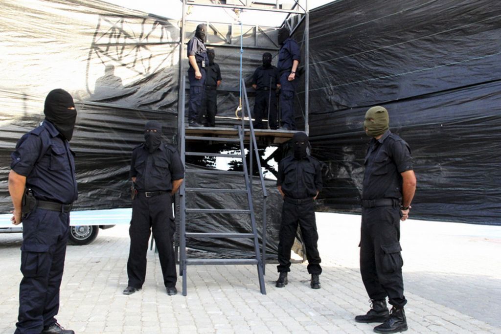 Hamas authorities prepare a gallows for an execution in the Gaza Strip, October 2, 2013 