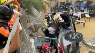 רכב נפל מחניון לחצר בית ספר בבני ברק