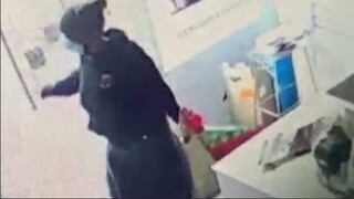 В религиозной одежде грабительницы выносит из магазина товар 