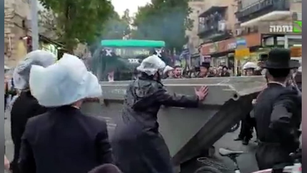 חרדים חוסמים את רחוב יחזקאל בירושלים במחאה על ההחלטה לנתח את גופת הנרצח בבית שמש