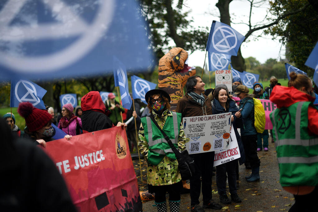 מפגינים ב אדינבורו בזמן ועידת האו"ם לשינוי אקלים בגלזגו, סקוטלנד