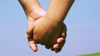 ילדים מחזיקים ידיים