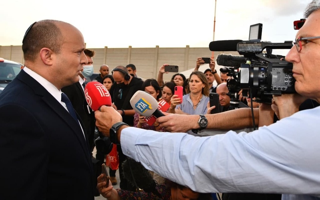 Prime Minister Naftali Bennett speaks to the press on the tarmac at Ben Gurion Airport, before heading for the UN climate summit in Glasgow, October 31, 2021 (Photo: GPO) נפתלי בנט ראש הממשלה לפני ההמראה לועידת האקלים בגלזגו, סקוטלנד