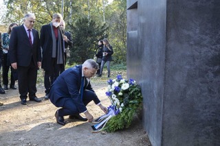 ניצן הורוביץ בביקור באנדרטת השואה לקהילת הלהט"ב