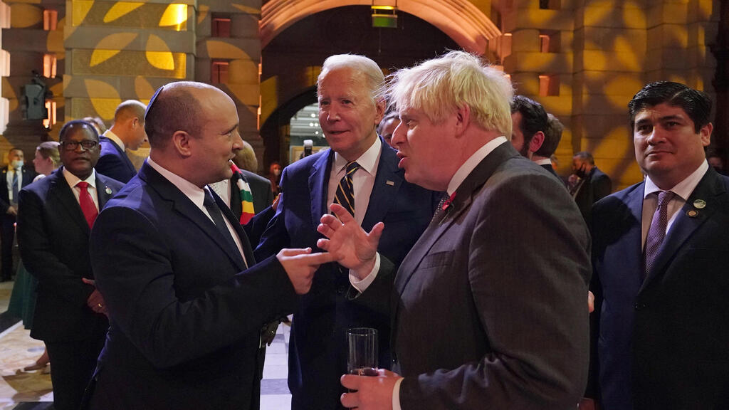 נפתלי בנט עם ג'ו ביידן ובוריס ג'ונסון בוועידת האקלים