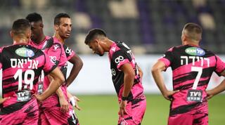 שחקני הפועל ת"א מאוכזבים בסיום