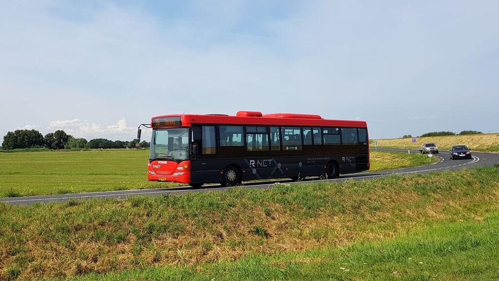 В Нидерландах автобусы "Эгед" не привычного зеленого цвета, а красные с серым (Фото: "Эгед") Автобусы компании "Эгед" в Нидерландах
