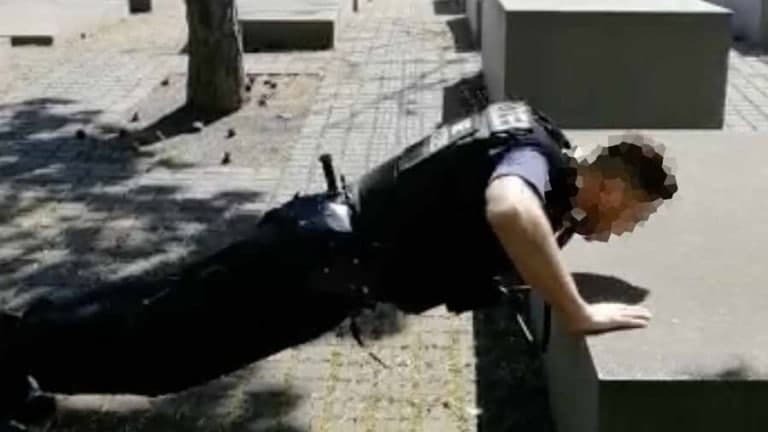 גרמניה ברלין שוטרים עושים שכיבות סמיכה על אנדרטת השואה המפקדת התנצלה מתוך הצהובון B.Z.