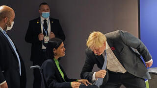 ראש ממשלת בריטניה בוריס ג'ונסון עם ראש הממשלה נפתלי בנט וקארין אלהרר בוועידת האקלים בגלזגו