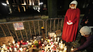 אירוע זיכרון ומחאה ב ורשה בעקבות מות אישה הרה לטענת המוחים בגלל חוק נגד הפלה הפלות ב פולין 1 בנובמבר