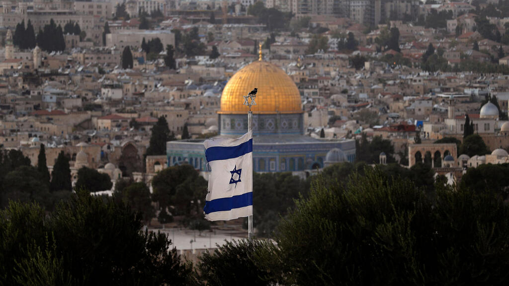 דגל ישראל על רקע הר הבית בירושלים