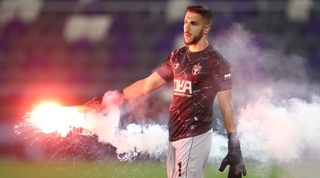 איתמר ניצן מוציא אבוקה מכר הדשא