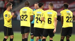 שחקני בית"ר בטענות לאיתן שמואלביץ'